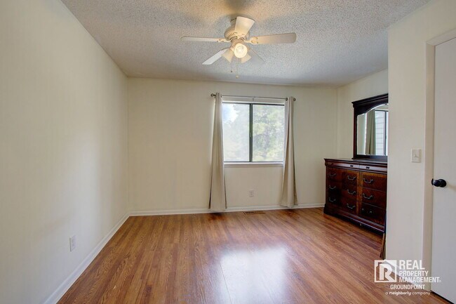 Building Photo - 8471 Yadkin Cir