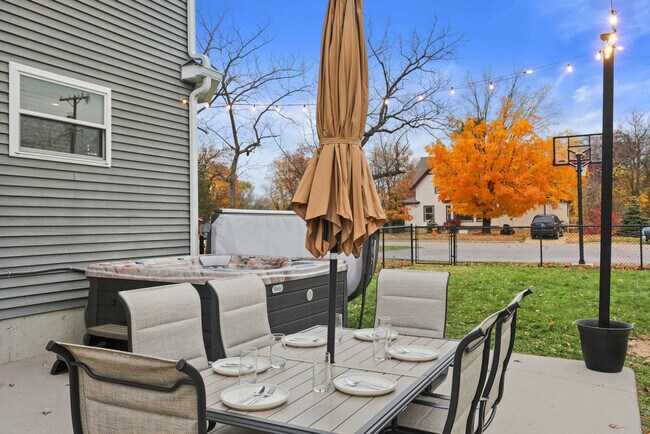 Building Photo - 924 Capital St