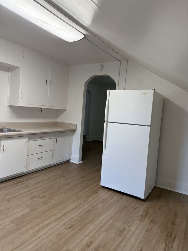 Building Photo - $850 - I Bedroom 1 Bathroom Apartment - He...