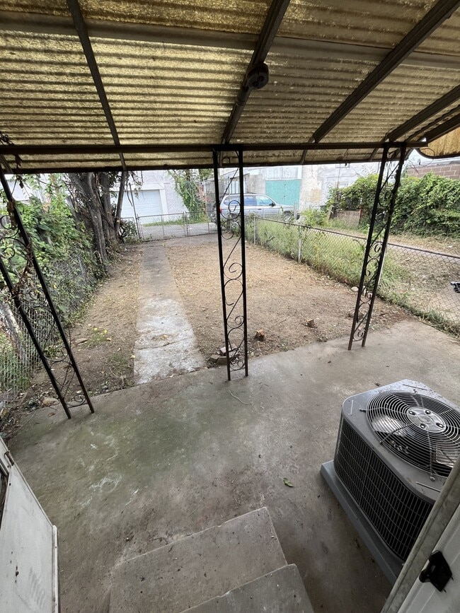 Building Photo - 3030 W 2nd St