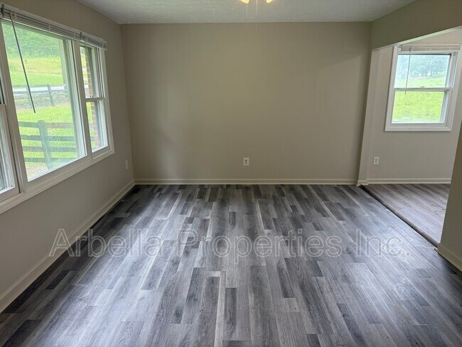 Building Photo - 230 Booher Ln
