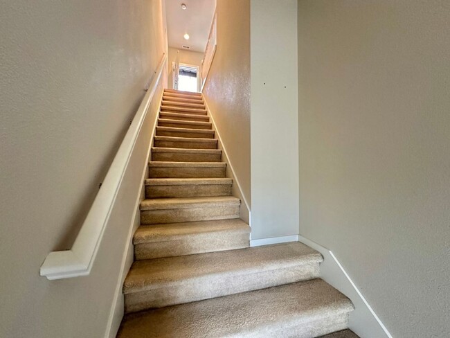 Building Photo - 2Bd/1.75Ba Issaquah Townhouse