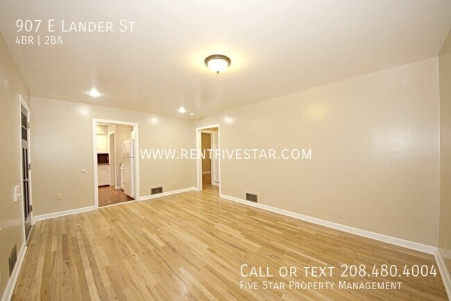 Building Photo - Home Available in University Area! This 4 ...