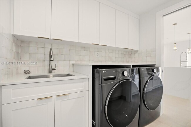 Building Photo - 7238 Jacaranda Ln