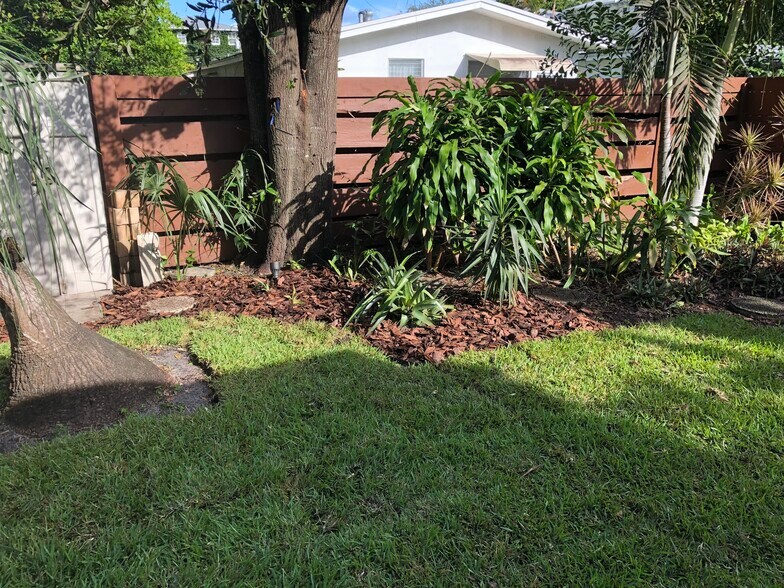 Building Photo - 813 NE 22nd Dr