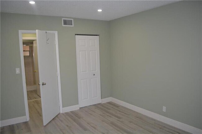 Building Photo - 2710 Riverside Dr