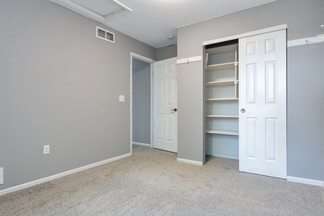 Building Photo - Charming 6 beds 3 baths in Denver!
