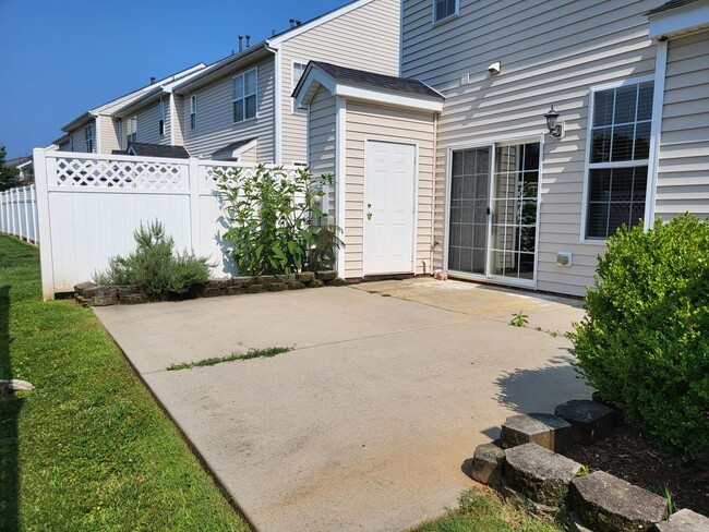 Building Photo - 3 bedroom townhouse in Waterside Crossing