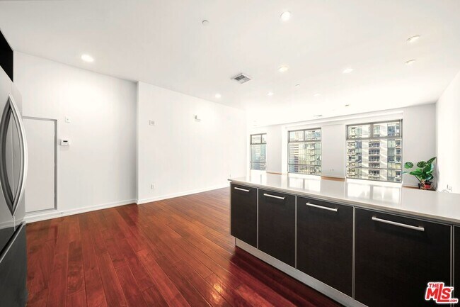 Building Photo - 801 S Grand Ave