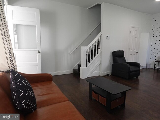 Building Photo - 6139 Larchwood Ave