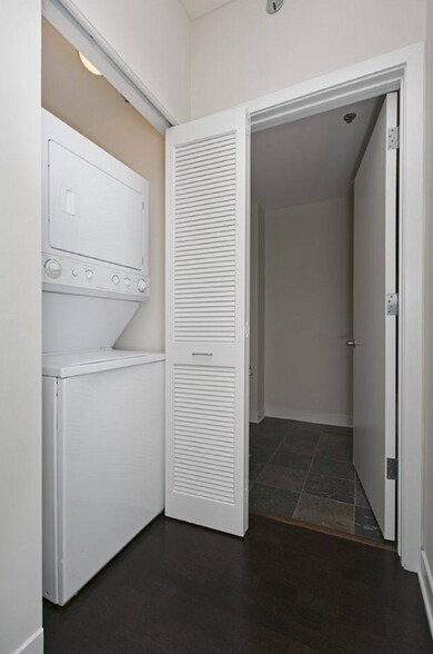 Building Photo - 667 W Wayman St