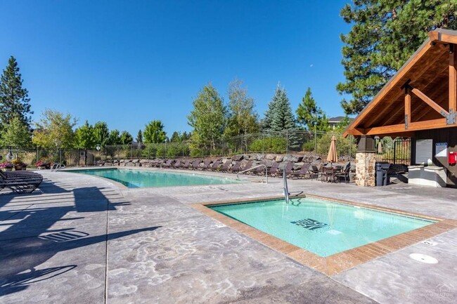 Building Photo - Beautiful SW Bend Home with Community Pool.