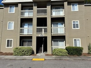 Building Photo - 2 BEDROOM 2 BATH ON 2ND FLOOR AT MYRTLE GREENS