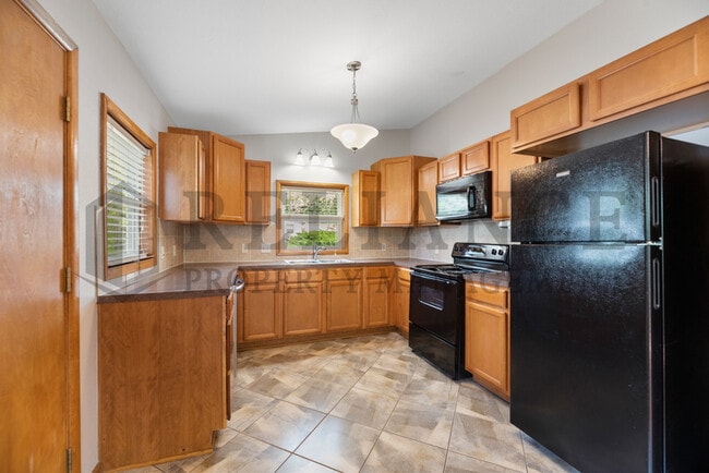 Building Photo - 533 S Westview Dr