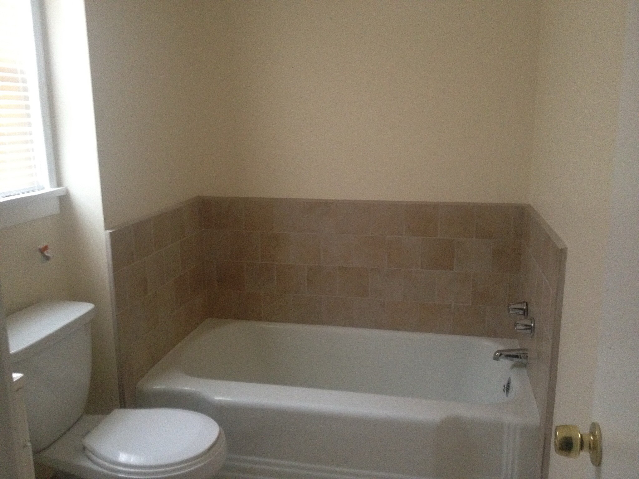 Free standing Tub - 3850 Wade St