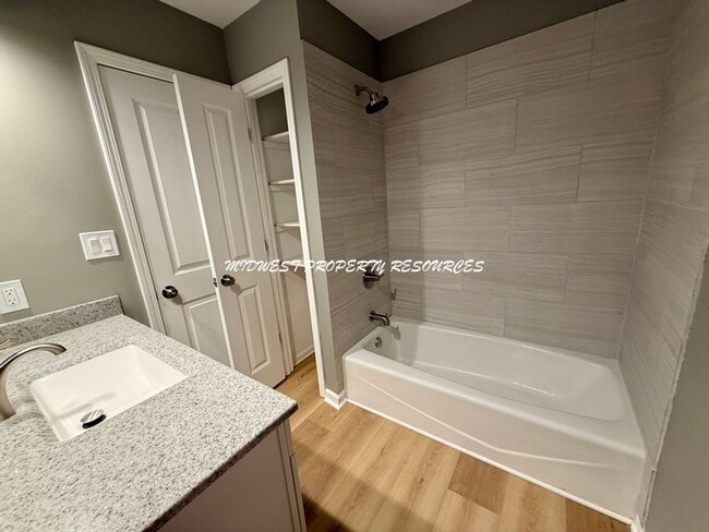 Building Photo - Large Updated 3 Bedroom/2 Bath Duplex in L...