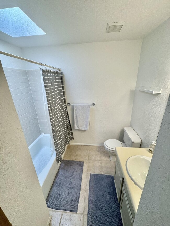 Building Photo - 2900 Vista Del Rey NE