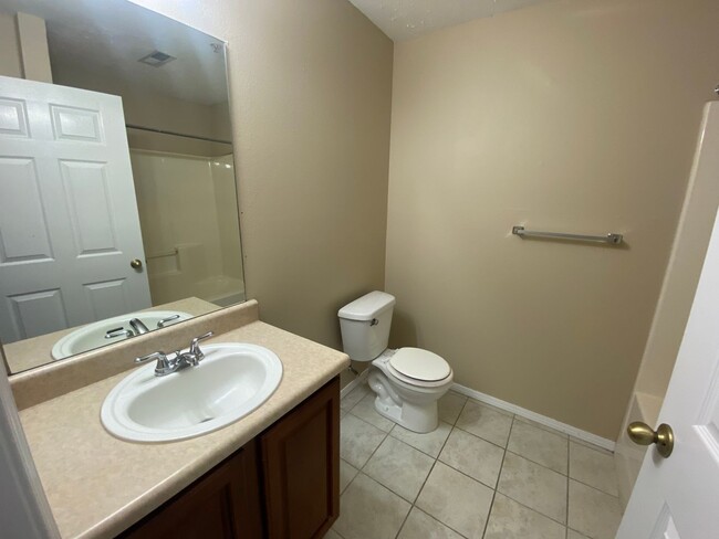 Building Photo - 2 bedroom 2 bath apartment at Clifton Heig...