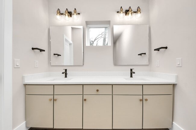 Building Photo - 783 Mansfield St