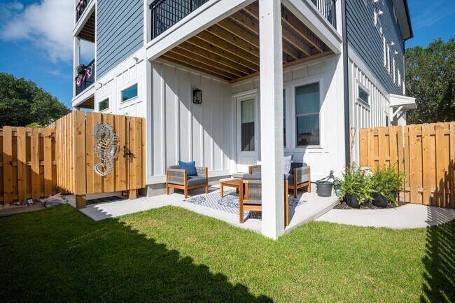 Building Photo - OFF-SEASON FURNISHED BEACH HOUSE AVAILABLE THRU BEGINNING OF APRIL