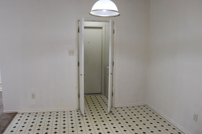 Building Photo - 2802 Edgefield St