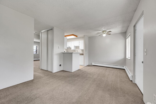 Building Photo - $1,395.00, 2 bed, 1 bath located in Denver...