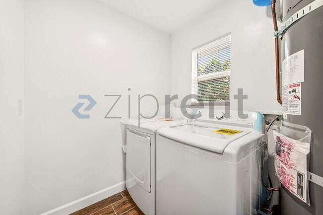 Building Photo - 1421 Astoria Pl