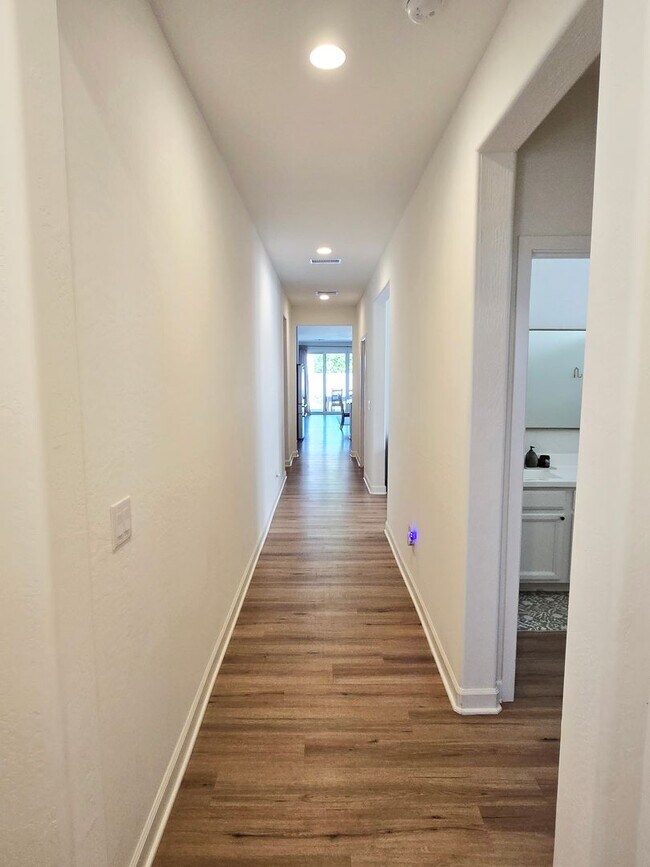 Building Photo - 4-bedroom + Den, 3-bath home in The Preserve at San Tan