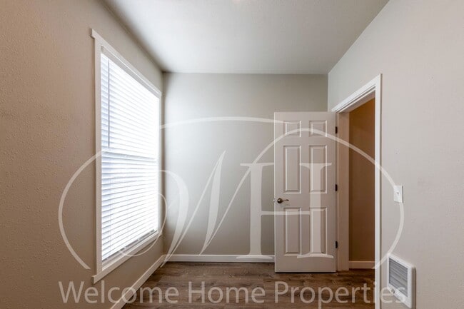 Building Photo - Newly Remodeled 1 Bedroom with an Office