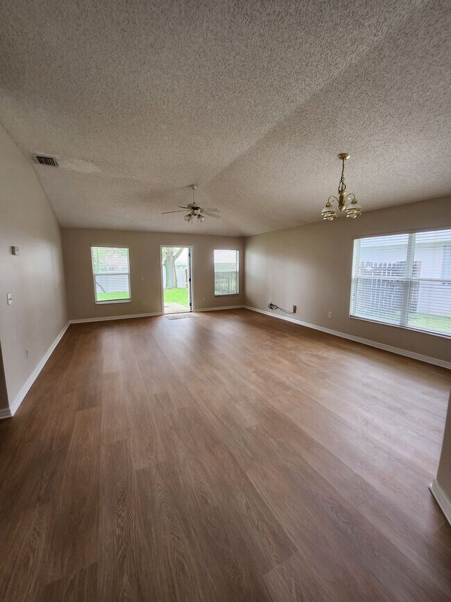 Building Photo - 4 BEDRROM HOME IN DESIRABLE AREA IN WEST MELBOURNE