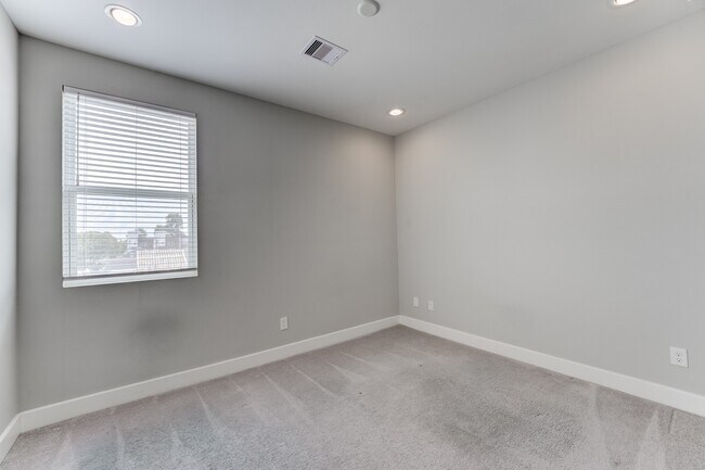 Building Photo - 2510 Tuam St