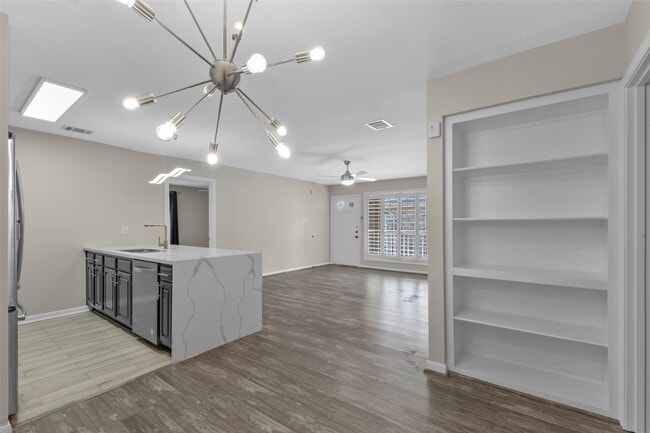 Building Photo - 1311 Antoine Dr