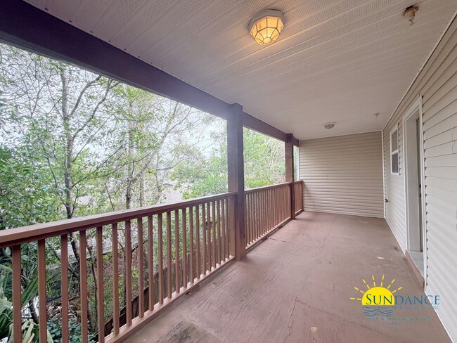 Building Photo - Updated 2 Bedroom in great Fort Walton Beach location!