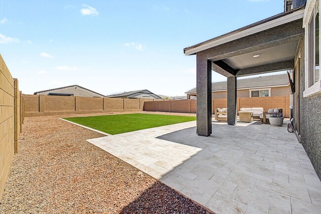 Building Photo - 7598 W Smoketree Dr