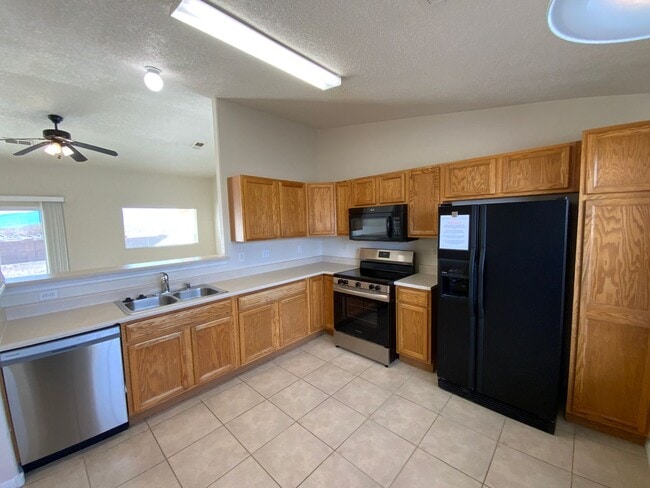 Building Photo - 3 Bedroom Single Story Home Available Near Unser Blvd NE & King Blvd NE!