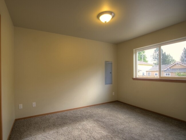 Building Photo - Pre-leasing NOW! 6 Bedroom, 3 Bath Home!