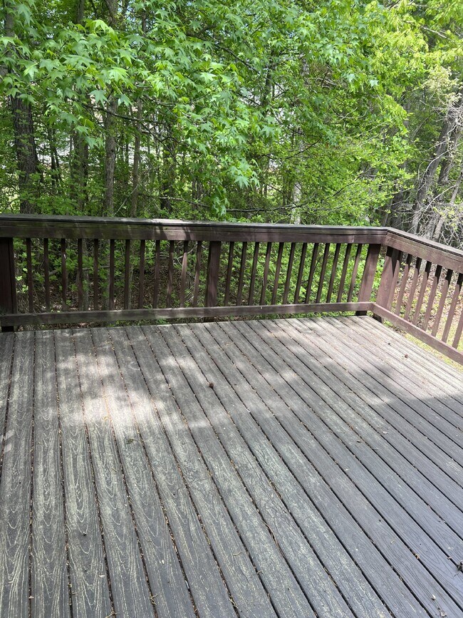 Building Photo - Spacious 6-Bedroom Home with 3 Bathrooms i...