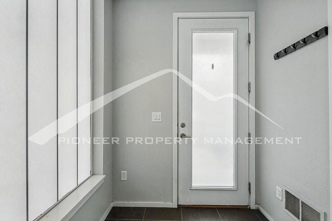 Building Photo - Spacious Home with Washer/Dryer and Mountain Views