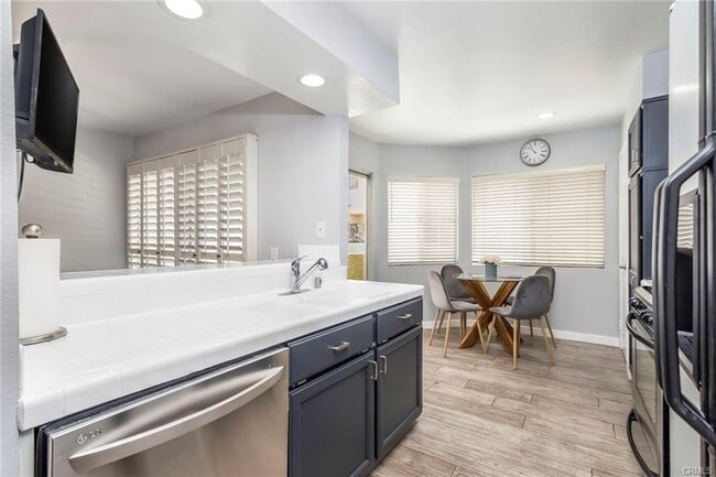 Building Photo - 5455 Sylmar Ave