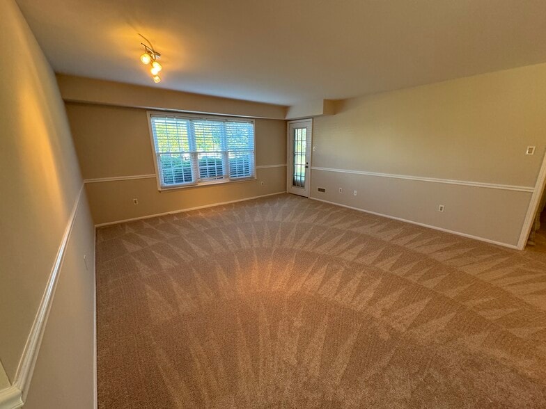 Spacious living room - 2103 Society Pl