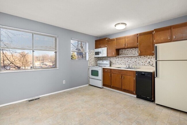 Building Photo - 2 Bedroom, 1 Bath Apartment