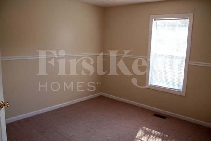 Building Photo - 3930 Pine Tree Ln