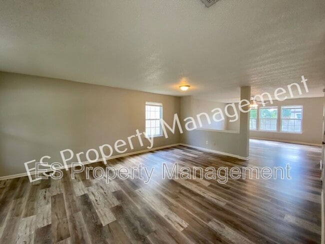 Building Photo - 2180 Shadowbrook Dr