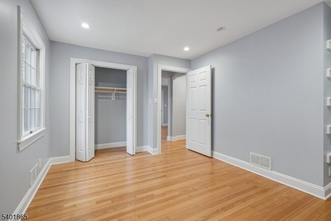 Building Photo - 16-21 Split Rock Rd