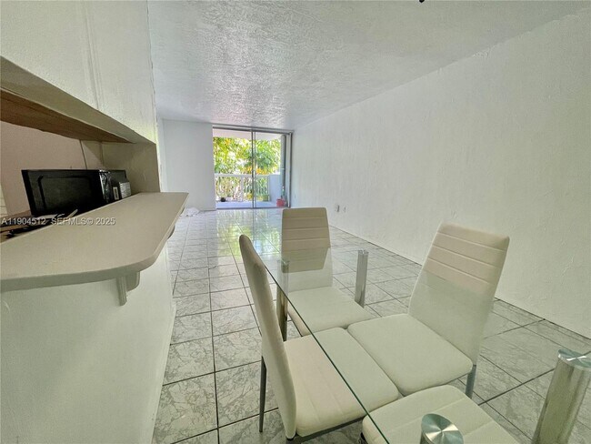 Building Photo - 1670 Bay Rd