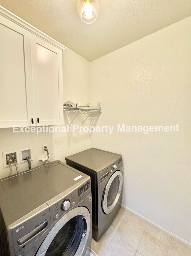 Building Photo - Great 3 bed 3 bath home