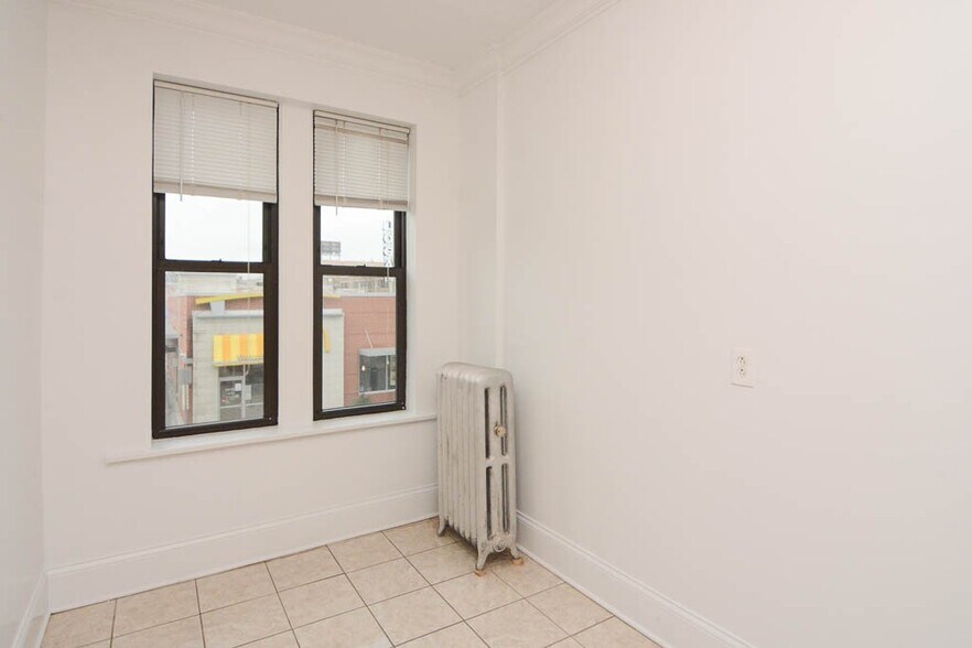Building Photo - 2704 N Sawyer Ave
