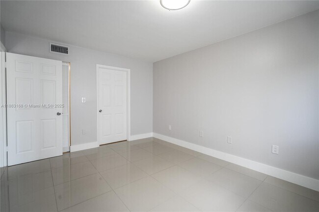 Building Photo - 1986 Biarritz Dr