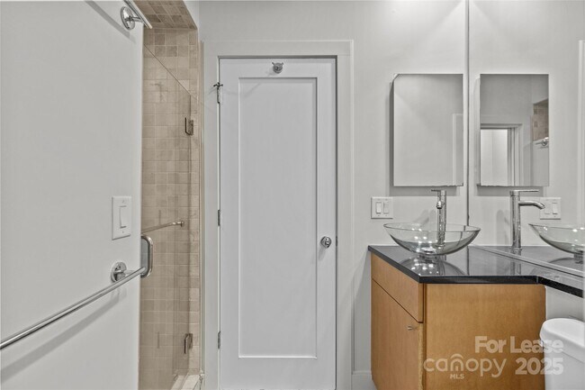 Building Photo - 420 Queens Rd