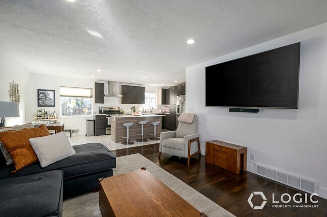 Building Photo - Stunning Home in Cottonwood Heights!!